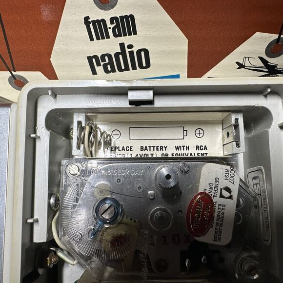 RCA Travel Clock Radio "The Million Miler" Model RZS321A Solid State Aspen Blue - Picture 14 of 16